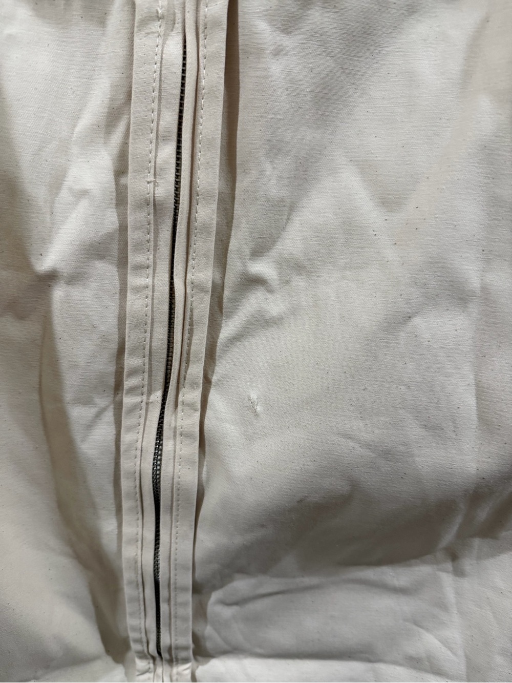 Alexander McQueen Cream garment Bag with Black Logo - Picture 6 of 8